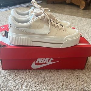 Nike court legacy lift